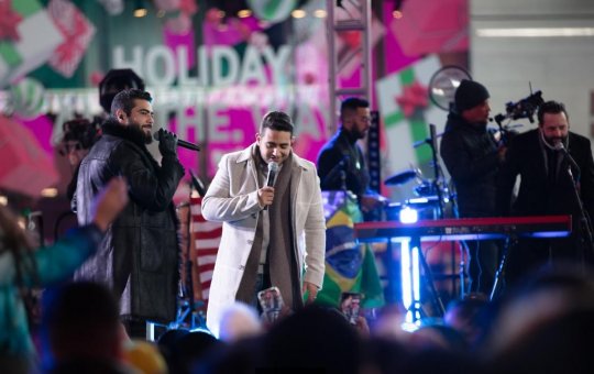 Henrique e Juliano homenageiam Marília Mendonça em Nova York