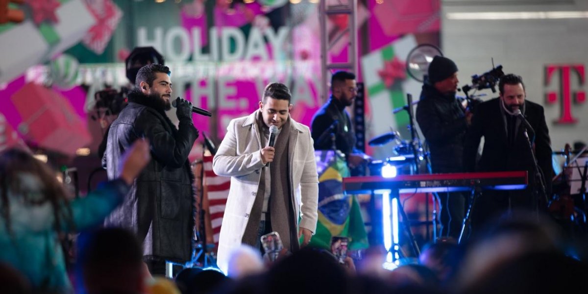 Henrique e Juliano homenageiam Marília Mendonça em Nova York