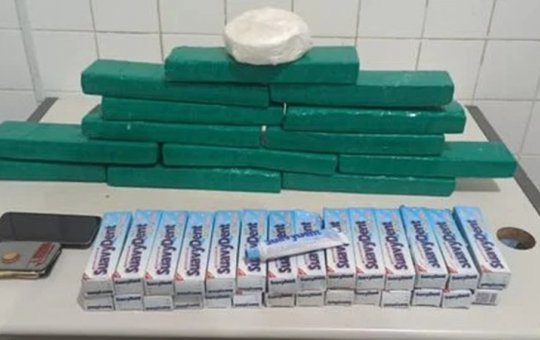 Cão fareja cocaína escondida em tubos de pasta de dente no interior da Bahia