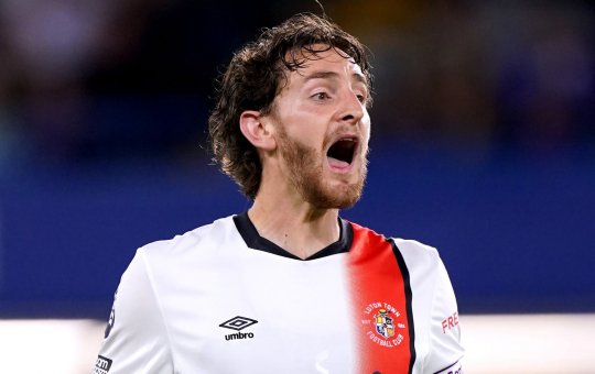 Após jogador sofrer parada cardíaca, partida da Premier League é suspensa