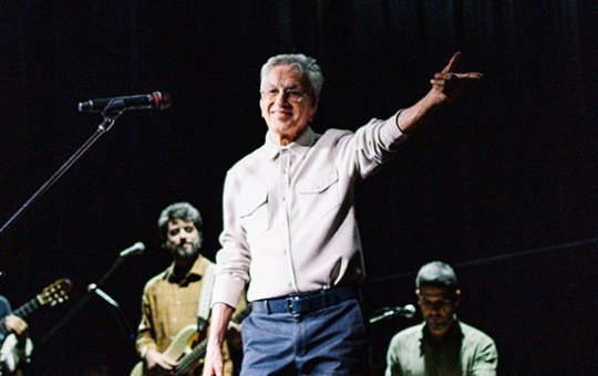 Caetano Veloso homenageia Carlos Lyra durante show em Salvador