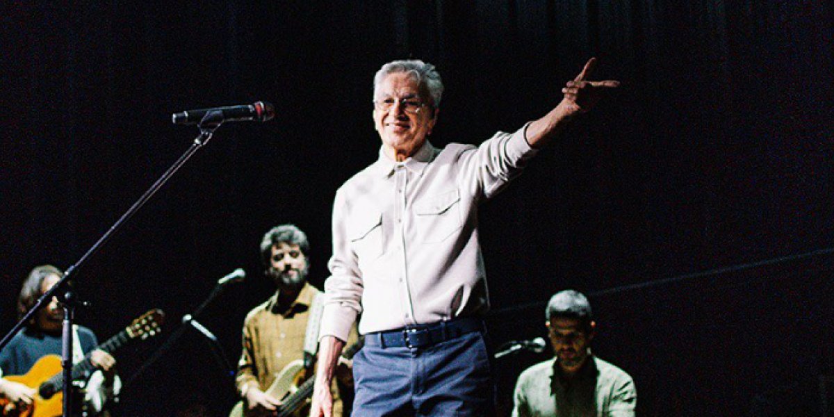 Caetano Veloso homenageia Carlos Lyra durante show em Salvador