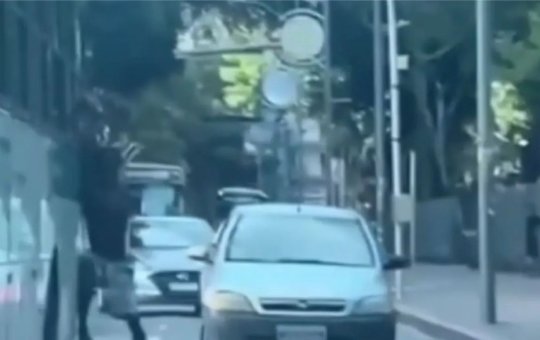 Suspeito de cometer assalto à ônibus fica pendurado na janela ao tentar fugir