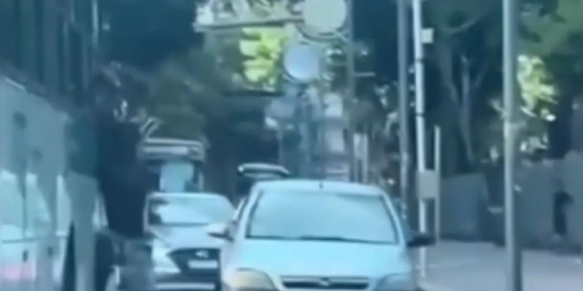 Suspeito de cometer assalto à ônibus fica pendurado na janela ao tentar fugir