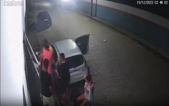 Homem agride mulher com tapa no rosto após urinar em frente à estabelecimento