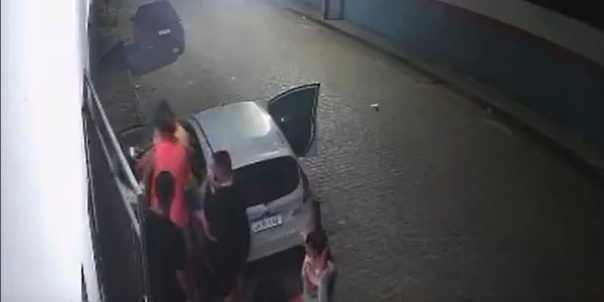 Homem agride mulher com tapa no rosto após urinar em frente à estabelecimento