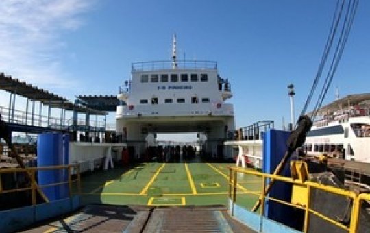 Por causa dos ventos fortes, ferry-boat tem dificuldade para atracar em terminal