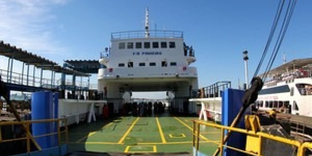 Por causa dos ventos fortes, ferry-boat tem dificuldade para atracar em terminal