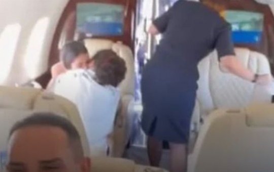 Whinderson Nunes é flagrado aos beijos com modelo gaúcha em jatinho