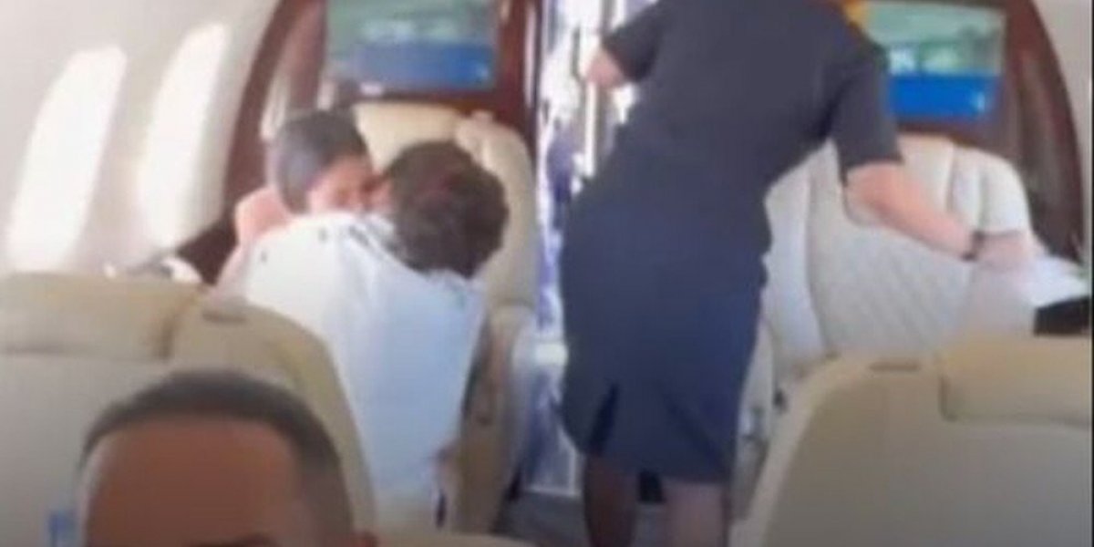 Whinderson Nunes é flagrado aos beijos com modelo gaúcha em jatinho