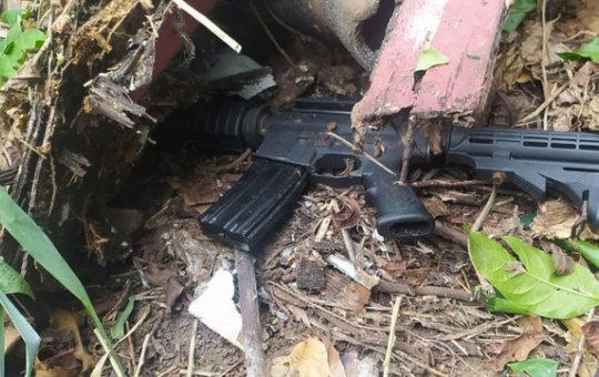Fuzil é apreendido pela Polícia Penal ao lado da Penitenciária Lemos Brito