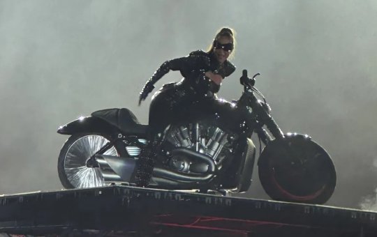 Em cima de moto, Ivete Sangalo recria nostálgica abertura em show no Maracanã