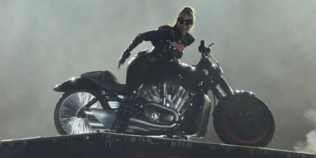 Em cima de moto, Ivete Sangalo recria nostálgica abertura em show no Maracanã