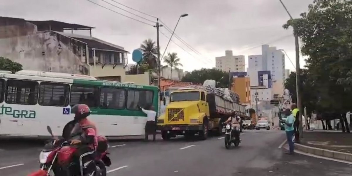 Carreta causa congestionamento ao apresentar dificuldade para subir ladeira