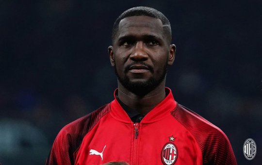 Vitória fecha contratação de zagueiro colombiano ex-Milan