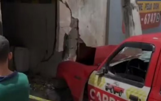 Idoso morre atropelado após carreta invadir casa em que ele estava