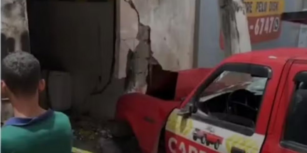 Idoso morre atropelado após carreta invadir casa em que ele estava