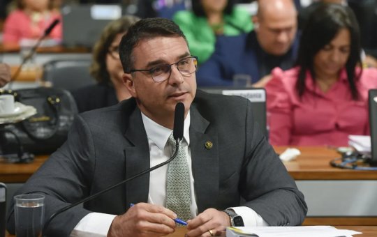 Flávio Bolsonaro elogia novo programa do governo ‘Celular Seguro’