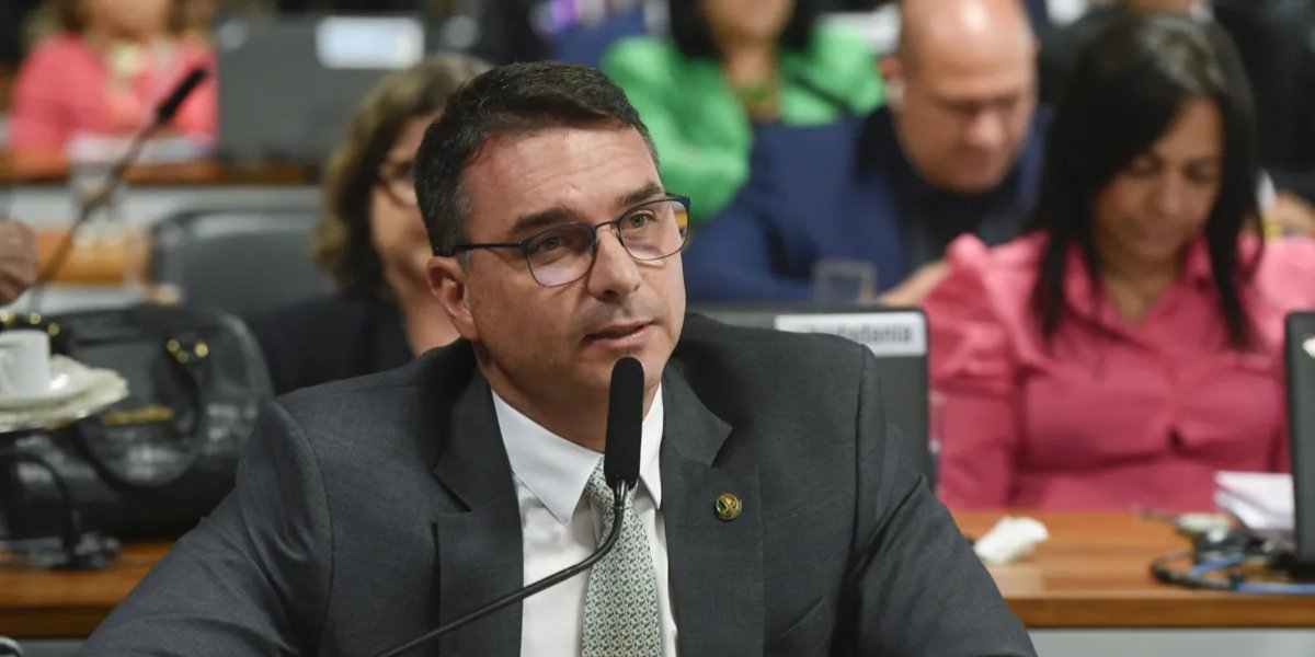 Flávio Bolsonaro elogia novo programa do governo ‘Celular Seguro’