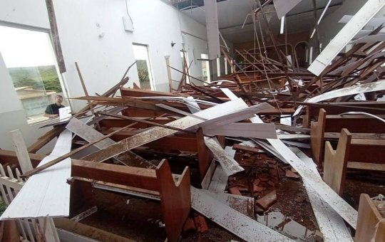 Teto de igreja cai durante missa e deixa 80 pessoas feridas
