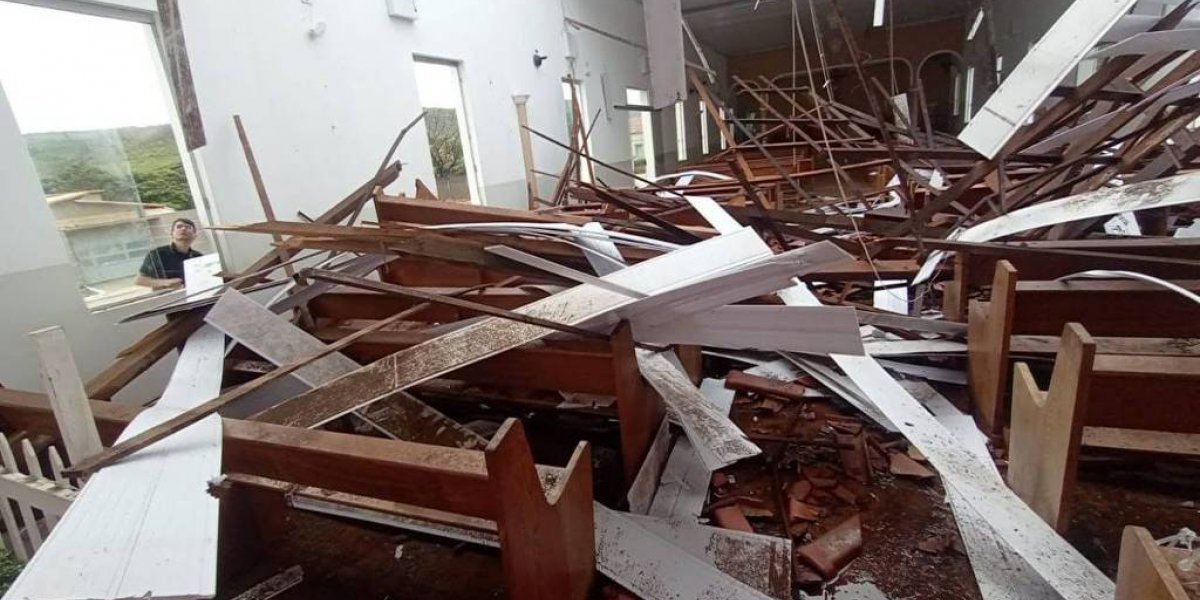 Teto de igreja cai durante missa e deixa 80 pessoas feridas