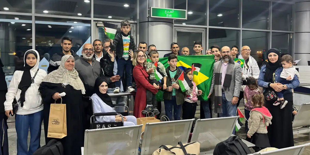 Terceiro grupo de brasileiros repatriados de Gaza deixa o Egito