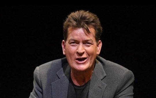 Charlie Sheen, astro de "Two and a Half Men", é atacado por vizinha nos EUA