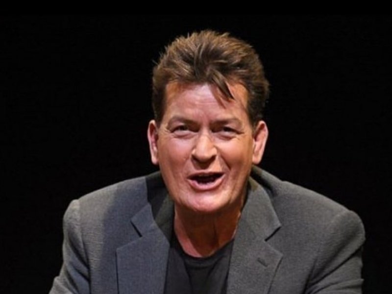 Charlie Sheen, astro de "Two and a Half Men", é atacado por vizinha nos EUA