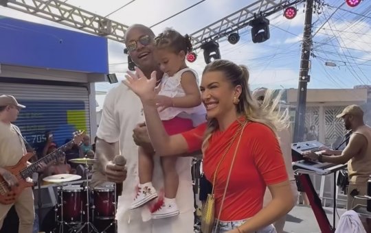 Com Liz e Lore Improta, Léo Santana faz show gratuito no bairro onde cresceu