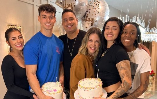 Carla Perez e Xanddy posam em clique ao lado dos filhos e de suas namoradas