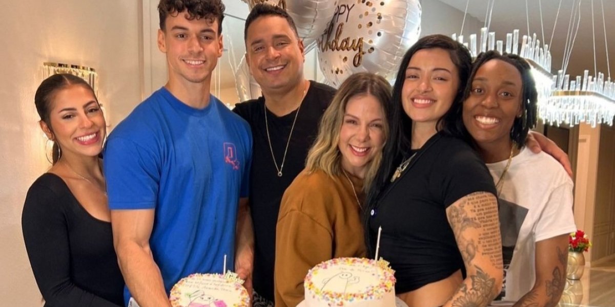 Carla Perez e Xanddy posam em clique ao lado dos filhos e de suas namoradas