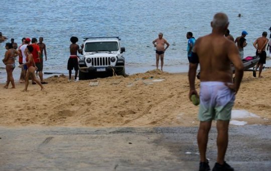 Carro fica atolado na praia do Porto da Barra ao tentar puxar jet ski