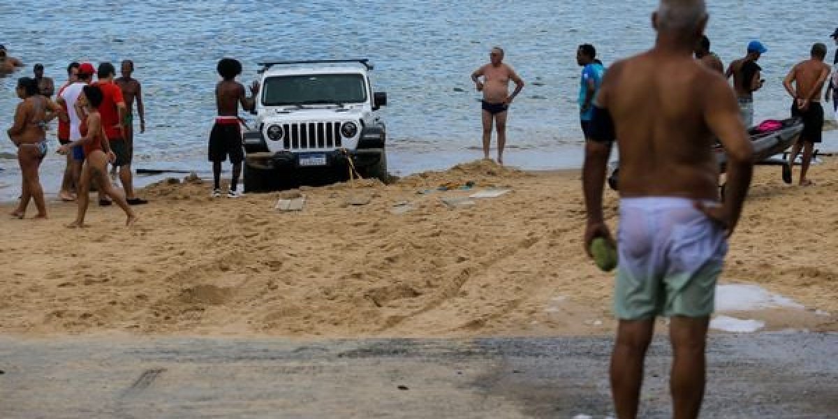 Carro fica atolado na praia do Porto da Barra ao tentar puxar jet ski