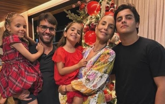 Ivete Sangalo publica registros natalinos com a família