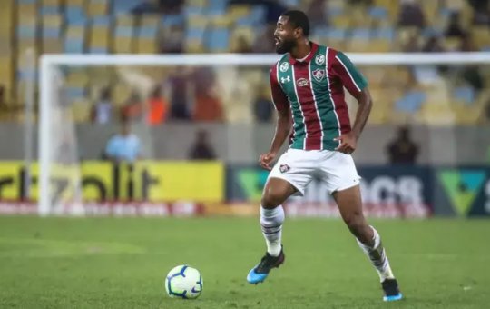 Vitória se aproxima da contratação de volante ex-Fluminense