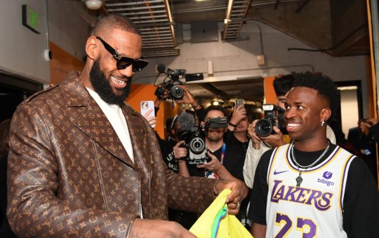 Vinicius Jr presenteia ‘ídolo’ Lebron James com camisa da Seleção Brasileira