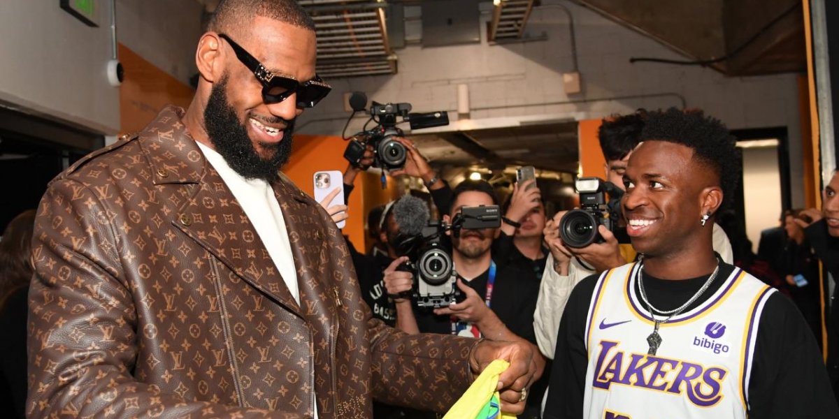 Vinicius Jr presenteia ‘ídolo’ Lebron James com camisa da Seleção Brasileira