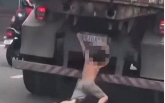 Criança pula de traseira de caminhão em movimento e quase é atropelada