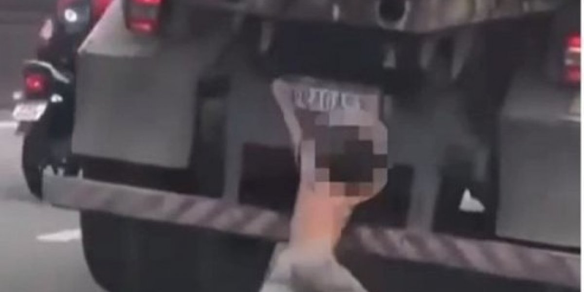 Criança pula de traseira de caminhão em movimento e quase é atropelada