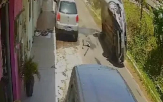 Camaçari: Idoso morre após capotar o carro