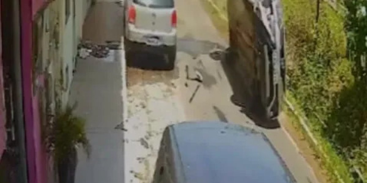 Camaçari: Idoso morre após capotar o carro