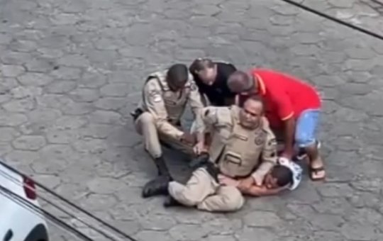 Homem entra em luta corporal com PMs e tenta roubar arma de um deles na Bahia