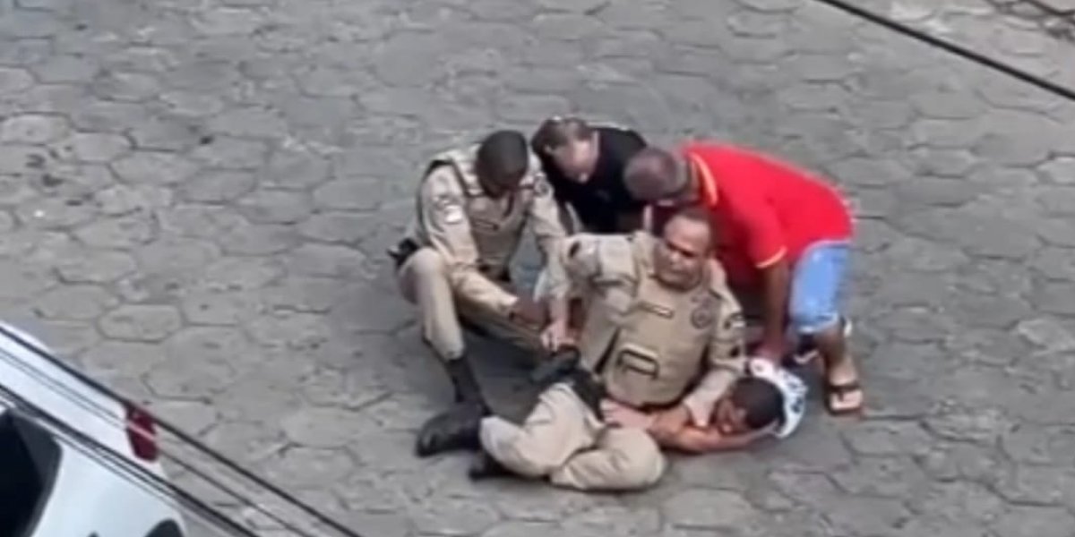 Homem entra em luta corporal com PMs e tenta roubar arma de um deles na Bahia