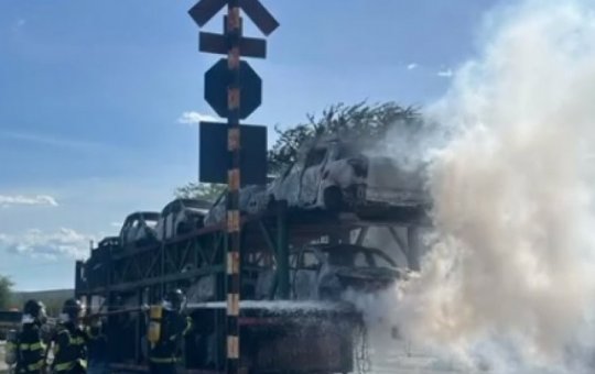 Caminhão cegonha carregado de carros pega fogo em rodovia na Bahia