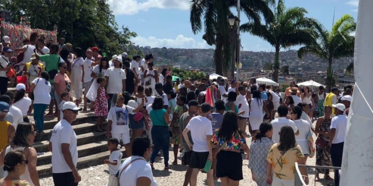 Momento de agradecer! Fiéis sobem a Colina Sagrada na última sexta-feira de 2023