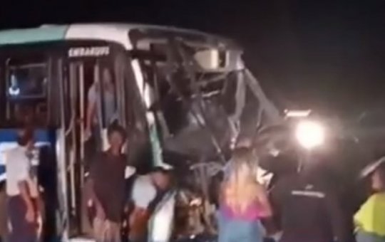 Motorista morre e várias pessoas ficam feridas após colisão entre ônibus e carro