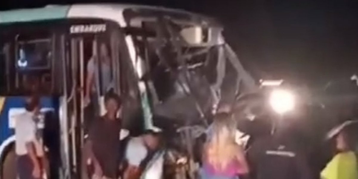 Motorista morre e várias pessoas ficam feridas após colisão entre ônibus e carro