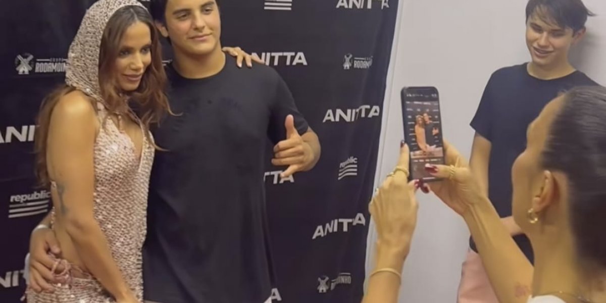 Ivete tira foto do filho, Marcello Cady, com Anitta