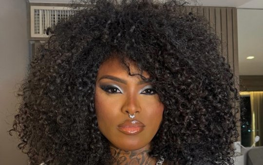 "Prega o que não faz", diz A Dama ao criticar Pabllo Vittar