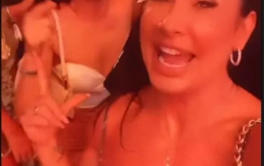 Sheila Carvalho desce de camarote do Virada Salvador para curtir show de perto